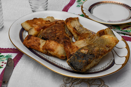 Panierowany karp na talerzu na świąteczny wigilijnym stole