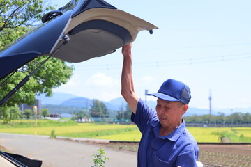 車の荷台とおじさん
