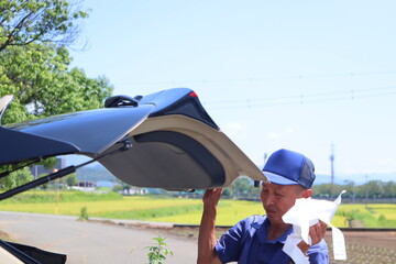 車の荷台とおじさん