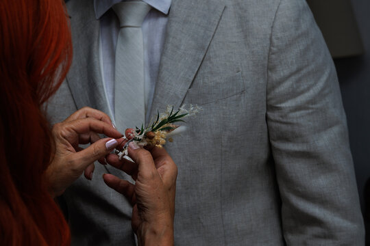 Mujer no reconocible pone prendido de novio o boutonni&egrave;re, Espa&ntilde;a