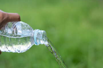 ペットボトルからあふれる水