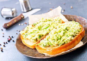 Traditional mexican sauce guacamole on bread.