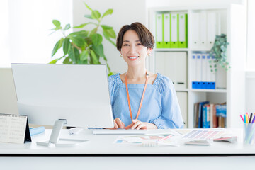 仕事をするビジネスウーマン