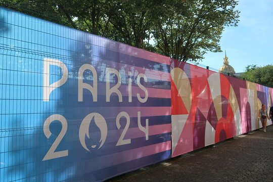 Banderole color&eacute;e des Jeux olympiques et paralympiques d&rsquo;&eacute;t&eacute; de Paris 2024, le long d&rsquo;une rue aux Invalides &ndash; ao&ucirc;t 2024 (France)