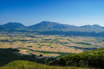 阿蘇山と広大な田園風景