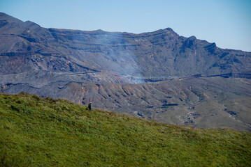 雄大な阿蘇の中岳噴火口を望む風景写真