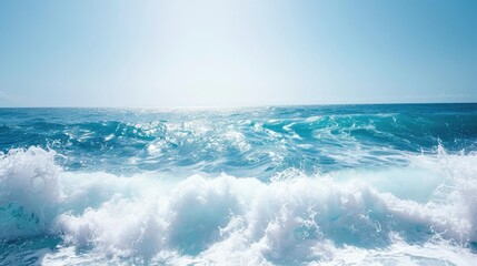 Obraz premium Blue ocean waves under clear sky