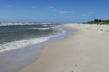Am Strand Sandhammaren in Ystad in der schwedischen Provinz Schonen lässt es sich lange wandern. Auf der einen Seite branden die Wellen der Ostsee, auf der anderen begrenzen Dünen den Sandstrand. 