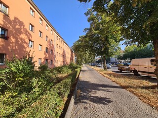 eine Wohngegend mit grüner Umgebung in Berlin Treptow