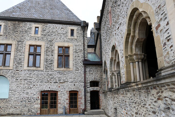 Außenansicht der Galerie in der Burg Vianden in Luxemburg im gleichnamigen Kanton Vianden. 