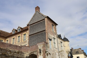 Batiment typique, vue de l'ext&eacute;rieur, ville de Honfleur, d&eacute;partement du Calvados, France