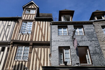 Batiment typique, vue de l'extérieur, ville de Honfleur, département du Calvados, France