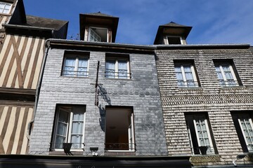 Batiment typique, vue de l'extérieur, ville de Honfleur, département du Calvados, France