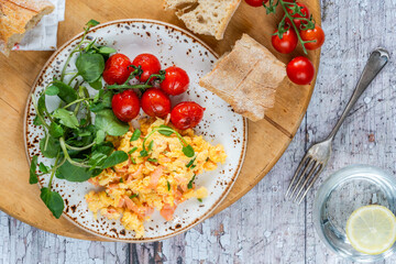 Scrambled eggs with smoked salmon, roasted tomatoes and crusty bread