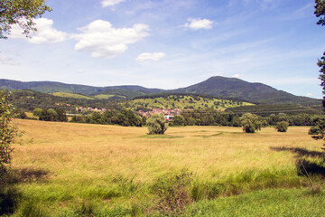 Obraz premium Vue sur le village de Bassemberg et les Vosges
