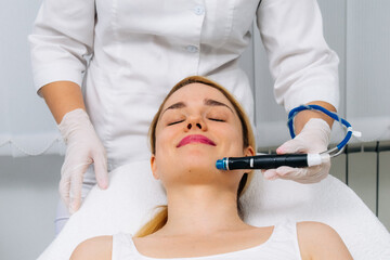 Naklejka premium A dermatologist performs a hydro peel facial, highlighting advanced skin therapy for rejuvenation. Ideal for showcasing effective cosmetic enhancement and esthetic procedures.