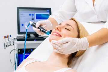 Naklejka premium A dermatologist performs a hydro peel facial, highlighting advanced skin therapy for rejuvenation. Ideal for showcasing effective cosmetic enhancement and esthetic procedures.