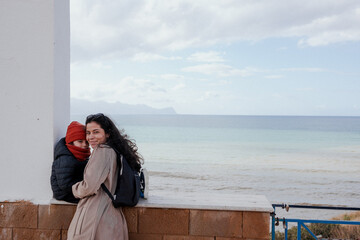 Mama e Hijo en un mirador a la playa en Sicilia. 
