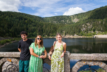 Famille visitant les Vosges. Une famille monoparentale en vacances. Mère célibataire avec ses grands enfants. Vacances familiale à la montagne. Lac des corbeaux © david