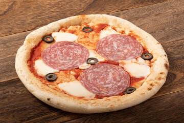 ミラノサラミ　ピザ　（チルド　調理前）