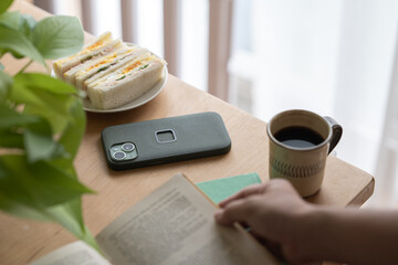 カフェで読書をするイメージ