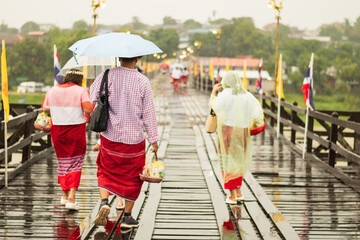 Fototapeta premium Beautiful landscape, Mon Bridge or Umanmanat wooden bridge. The longest wooden bridge in Thailand At Sangkhla Buri, Thailand