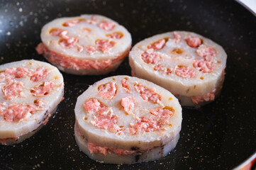 フライパンで焼く肉詰めレンコン