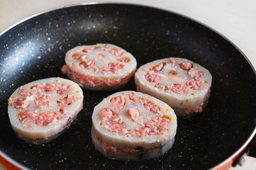 フライパンで焼く肉詰めレンコン