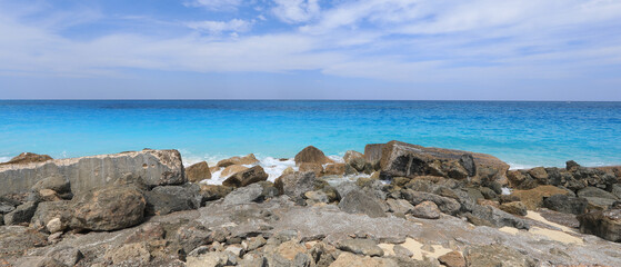 sea ​​waves hit the rocks