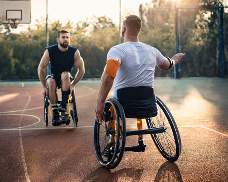 personas en silla de ruedas discapacitadas hacen deporte, actividades deportivas inclusivas en equipo, accesibilidad e igualdad 