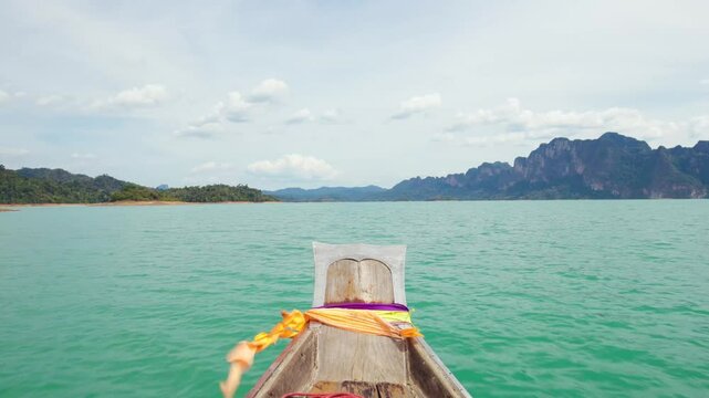 Gros plan du nez du bateau sur le lac Cheow Lan en Tha&iuml;lande