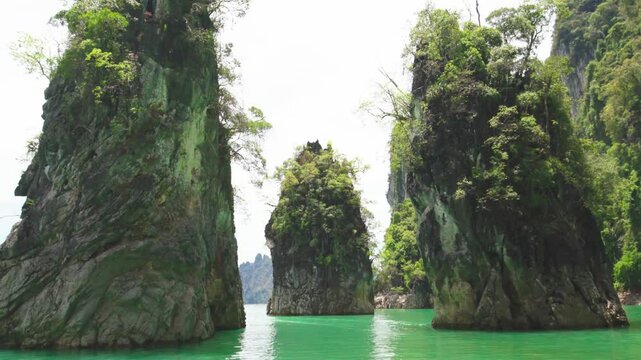 Les rochers Khao Sam Kloe sur le lac Cheow Lan en Tha&iuml;lande