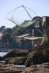 Paysage de bord de mer, près de Pornic, côte française d'Atlantique, vacances. Constructions en bois traditionnelles sur pilotis: les pêcheries pour la pêche au carrelet