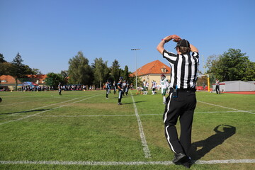 Sędzia na meczu futbolu amerykańskiego © Dominik