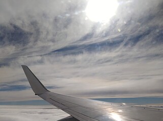 Untitled design - el reflejo del sol en la aleta del avión