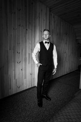 Obraz premium Elegant Portrait of Man in Formal Attire Against Wooden Backdrop