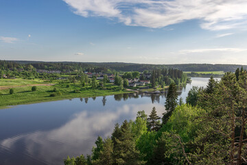 Obraz premium A beautiful view of a river with a town in the background