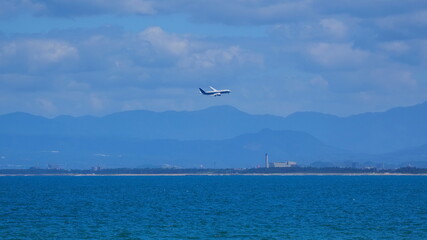 米子空港に着陸態勢の旅客機と弓ヶ浜2（8月）