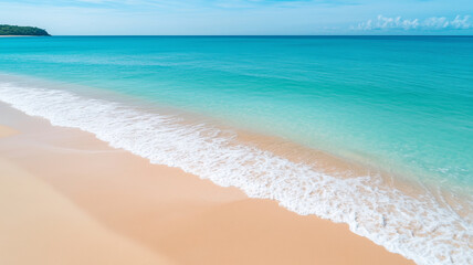 Obraz premium Gentle waves wash onto a pristine sandy beach, with clear turquoise waters stretching toward the horizon.
