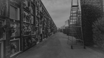 Pasillo de un cementerio de Barcelona