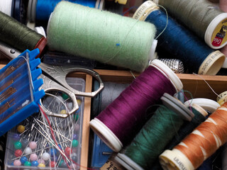 bobines de fil et ciseaux de couture © Anthony PELLIEUX