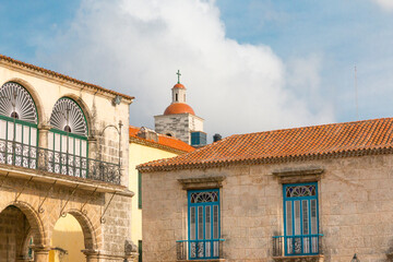 Fototapeta premium Cuba, Havana. Looking out through archways from the Plaza de Armas. UNESCO WORLD HERITAGE SITE. 2016-03-30