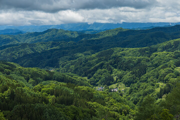 Fototapeta premium 日本 長野県長野市鬼無里の大望峠から眺める風景