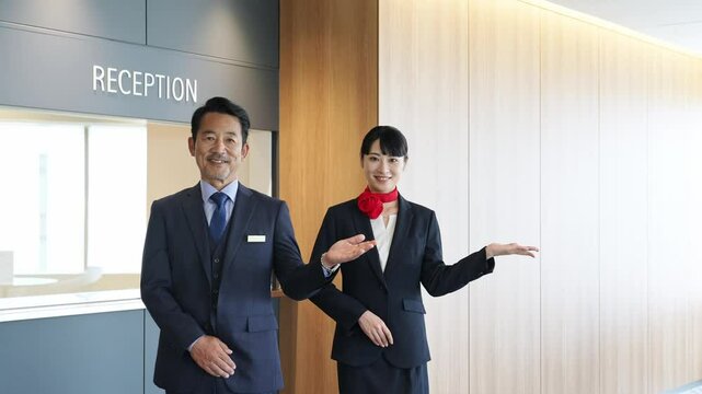受付で案内するホテルフロントスタッフ