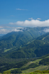 Fototapeta premium 日本 長野県北安曇郡白馬村の白馬岩岳山頂にある白馬岩岳マウンテンリゾートから見える北アルプス