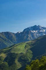 Fototapeta premium 日本 長野県北安曇郡白馬村の白馬岩岳山頂にある白馬岩岳マウンテンリゾート から見える北アルプス