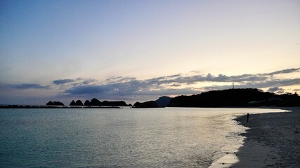 Fototapeta premium 沖縄県阿嘉島の前浜ビーチから写した朝の海の風景