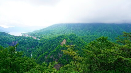 明智平展望台から見える華厳の滝と中禅寺湖