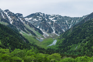 Fototapeta premium 日本 長野県松本市安曇にある山岳景勝地の上高地から見える穂高連峰