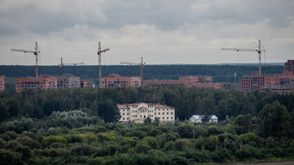 Obraz premium A city skyline with a large building in the middle